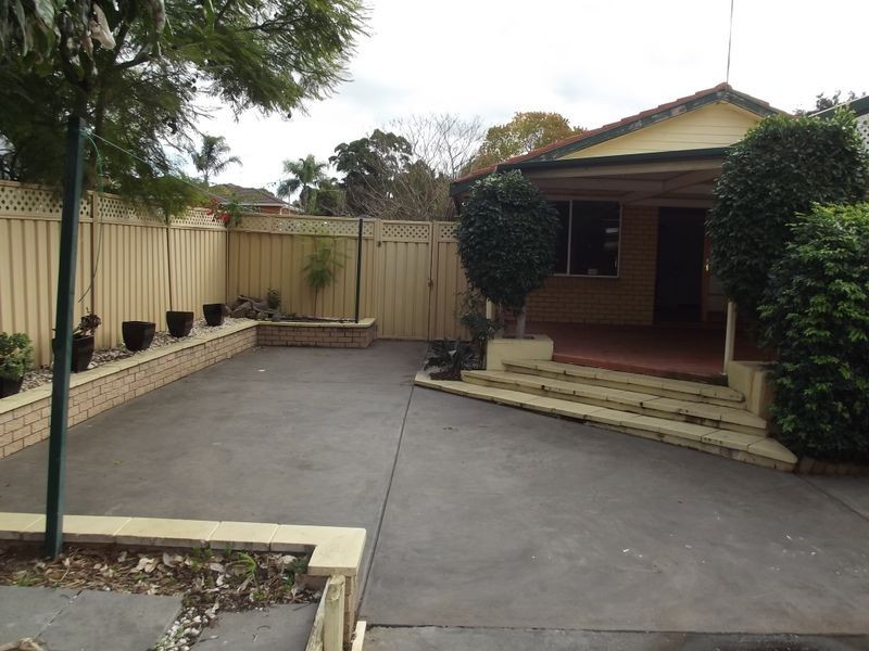 10 Lakewood Cr, Casula NSW 2170