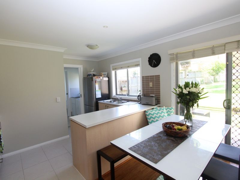 26 Northampton Dr, Glenfield NSW 2167