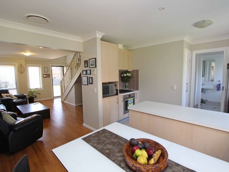 26 Northampton Dr, Glenfield NSW 2167