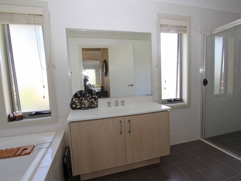 26 Northampton Dr, Glenfield NSW 2167