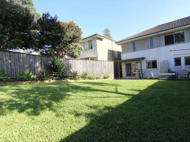 26 Northampton Dr, Glenfield NSW 2167