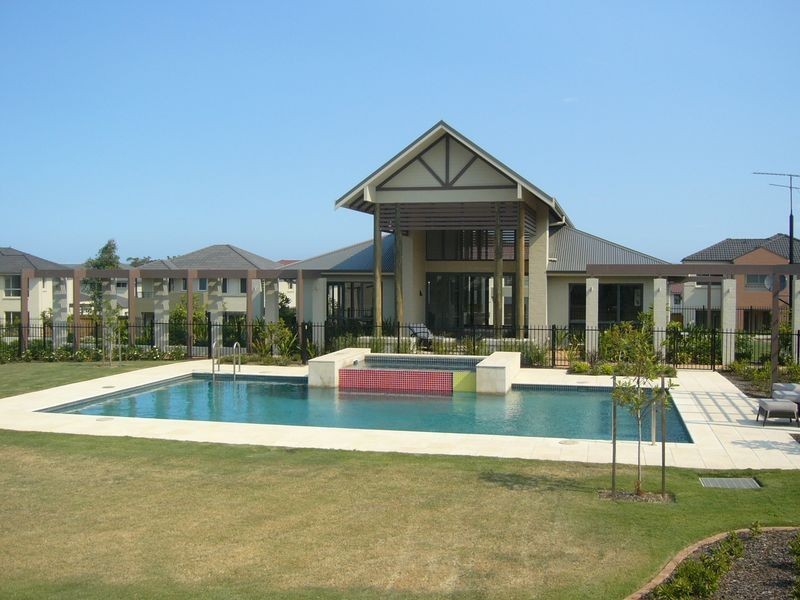 26 Northampton Dr, Glenfield NSW 2167