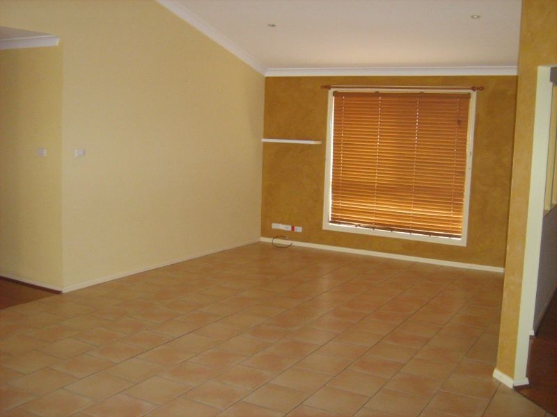 35 William Mannix Ave, Currans Hill NSW 2567