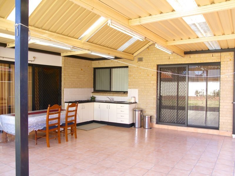 8 Chienti Place, Prestons NSW 2170