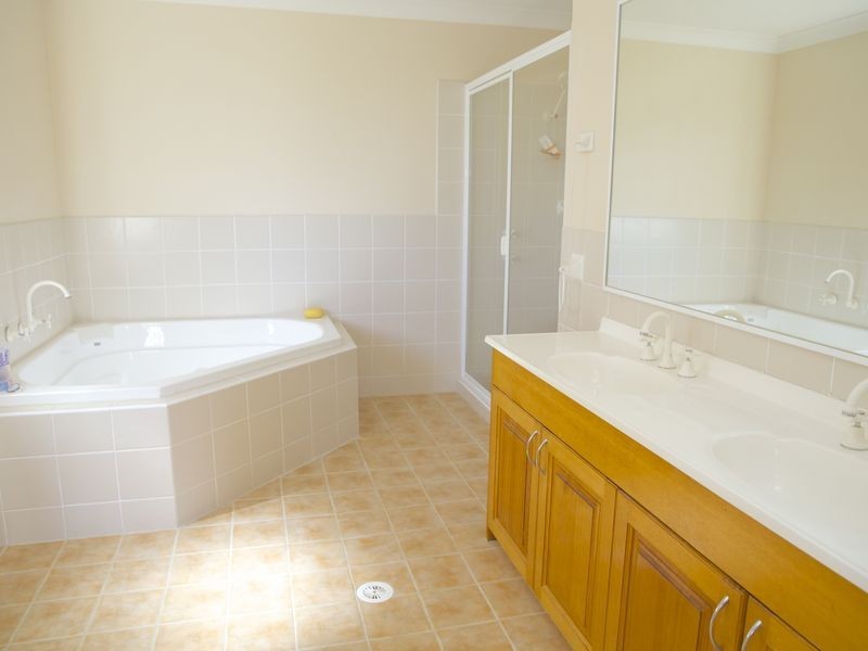 61 Lycett Avenue, West Hoxton NSW 2171