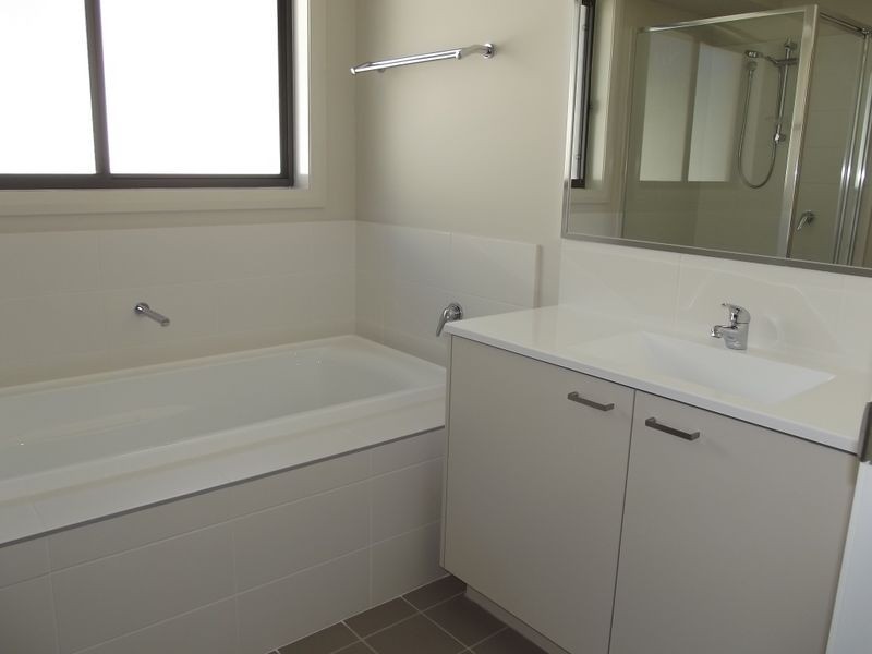 21 Three Bees Drive, Glenfield NSW 2167