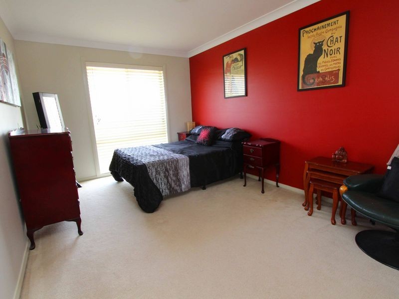 26 Northampton Dr, Glenfield NSW 2167