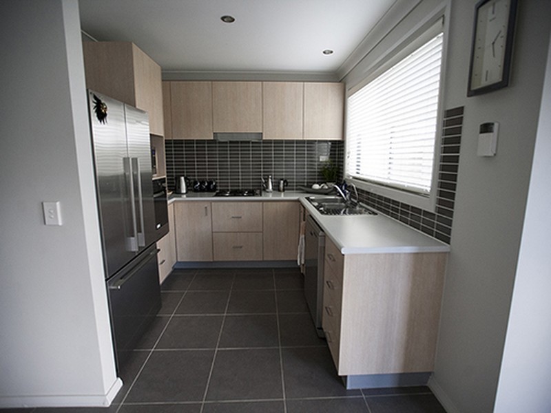 15 Hadlow Avenue, Glenfield NSW 2167