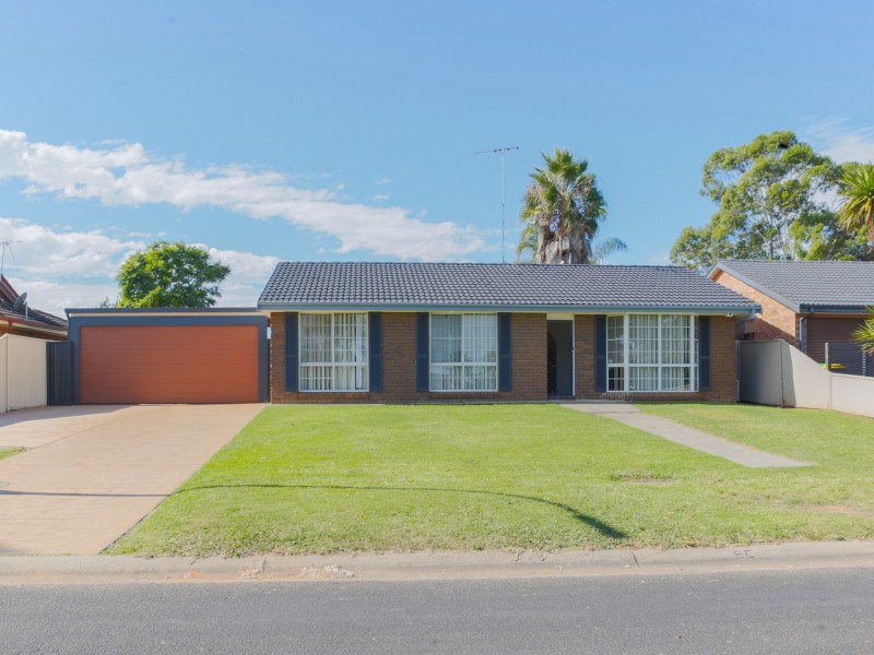 61 Lorenzo Crescent, Rosemeadow NSW 2560