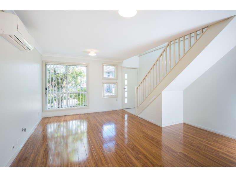 6 Northampton Drive, Glenfield NSW 2167