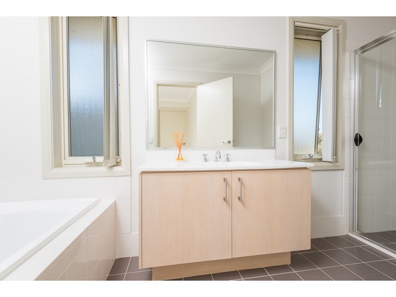 6 Northampton Drive, Glenfield NSW 2167