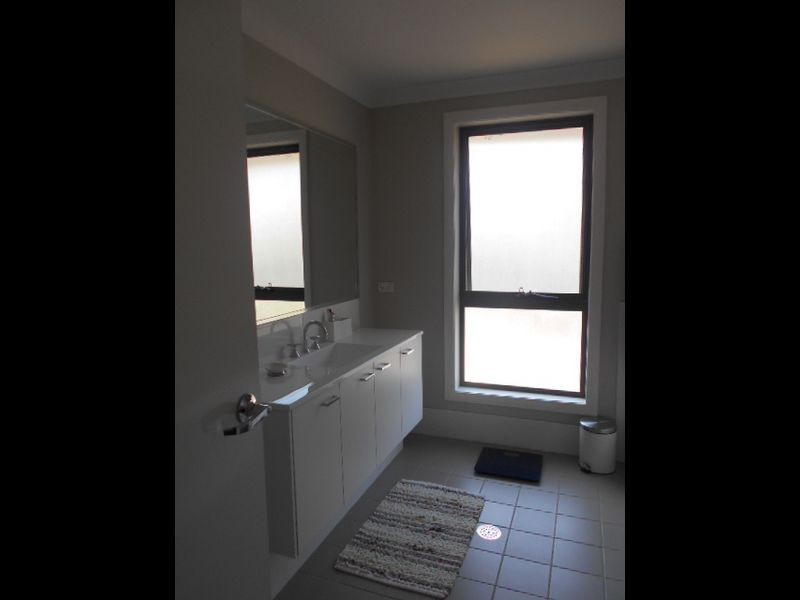 30 Sovereign Circuit, Glenfield NSW 2167