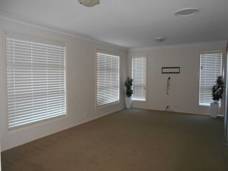 31 Northampton Drive, Glenfield NSW 2167