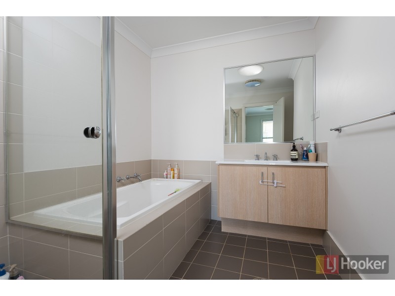 15 Hadlow Avenue, Glenfield NSW 2167