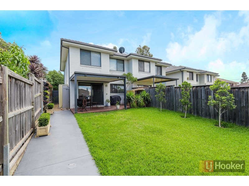 15 Hadlow Avenue, Glenfield NSW 2167