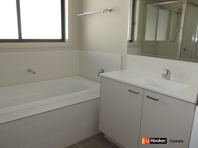 21 Three Bees Drive, Glenfield NSW 2167