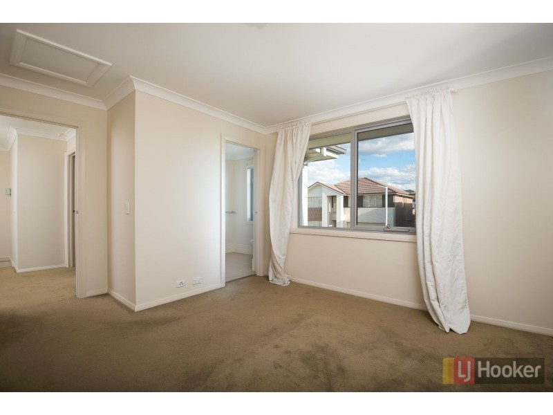 4 Sovereign Circuit, Glenfield NSW 2167