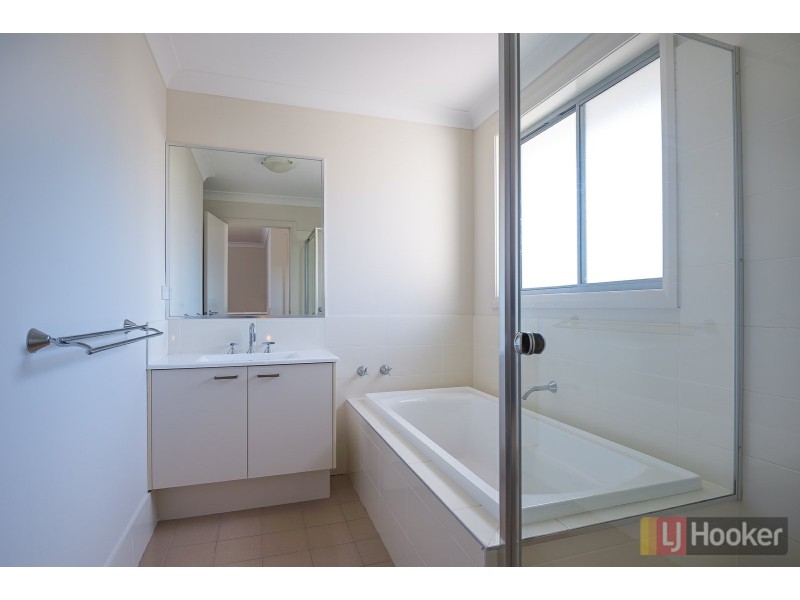 4 Sovereign Circuit, Glenfield NSW 2167