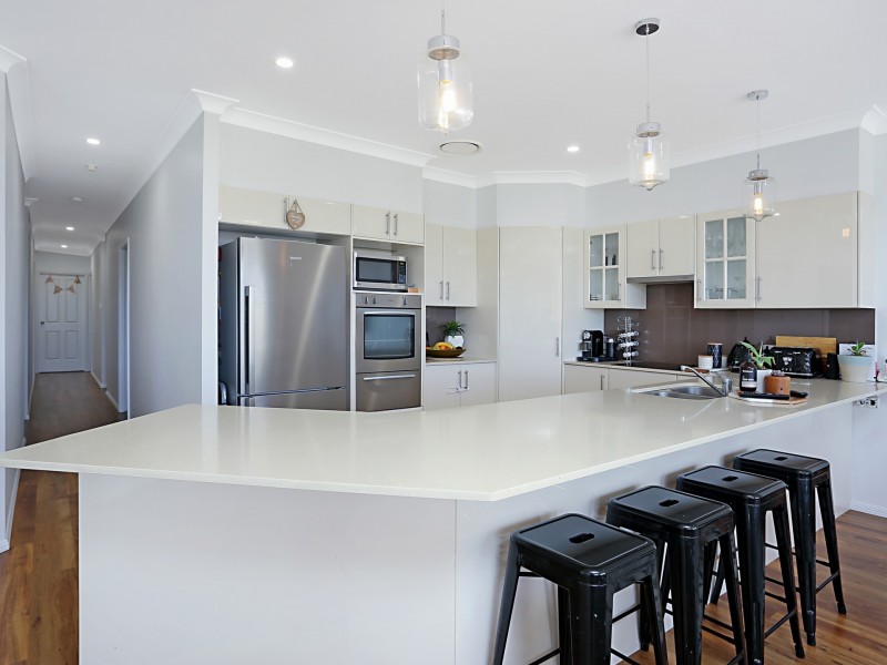 21 Lake View Crescent, Raymond Terrace NSW 2324