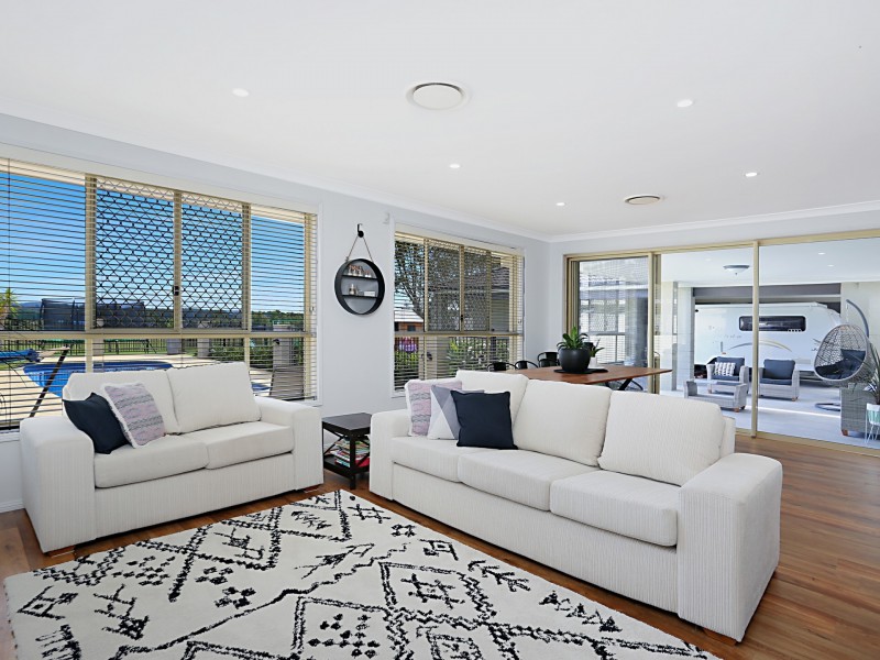 21 Lake View Crescent, Raymond Terrace NSW 2324