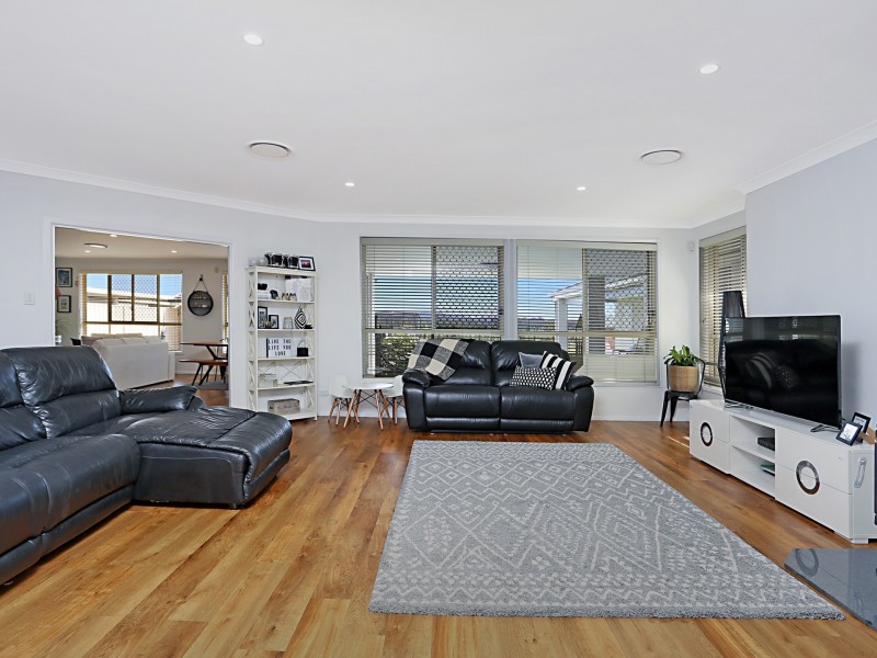 21 Lake View Crescent, Raymond Terrace NSW 2324