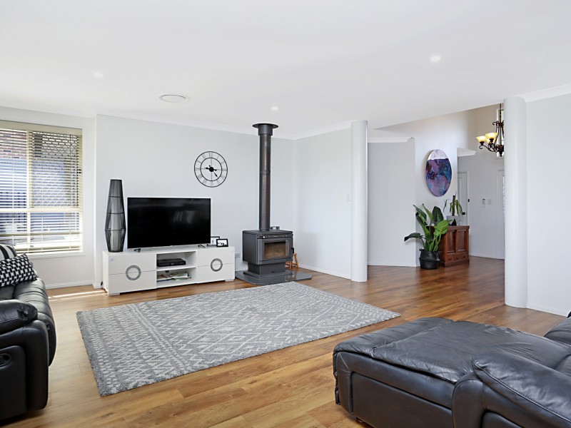 21 Lake View Crescent, Raymond Terrace NSW 2324