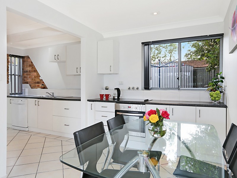 2/4 Curtin Close, Raymond Terrace NSW 2324