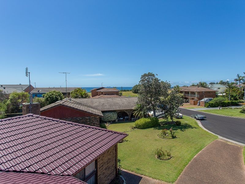 6 Collins Close, Caves Beach NSW 2281