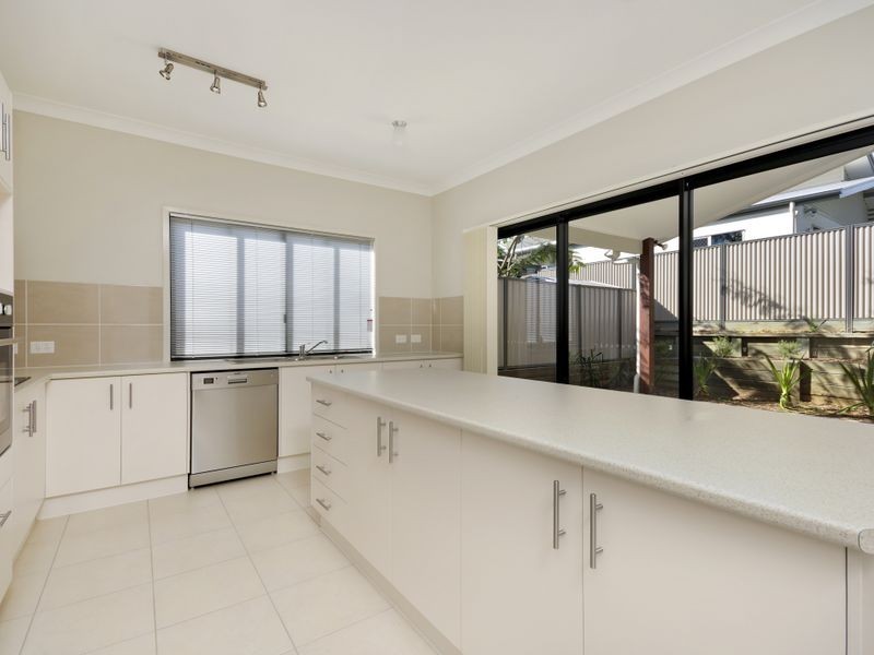 2/7 Lilly Lane, Birkdale QLD 4159