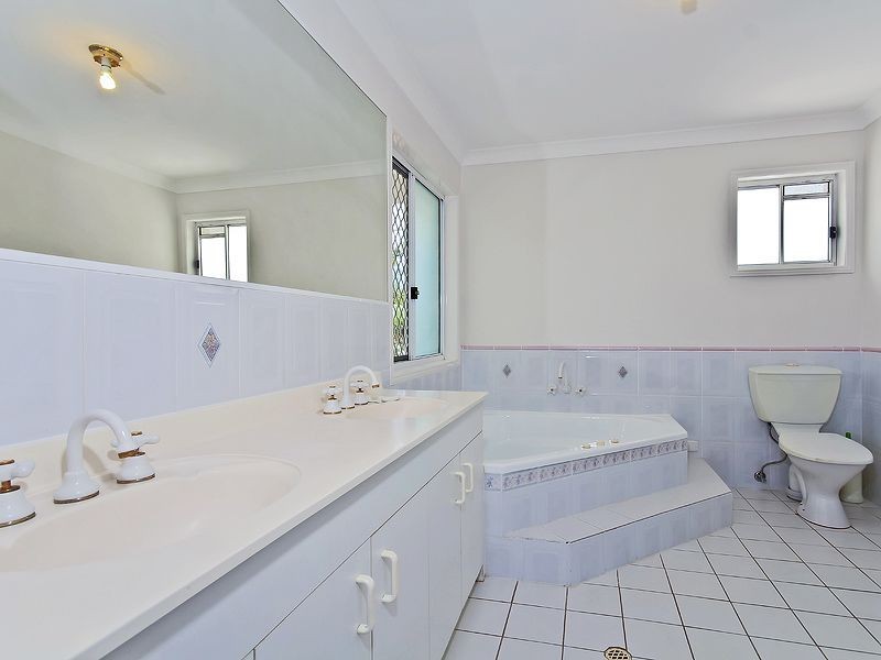 11 Carrington Place, Carindale QLD 4152