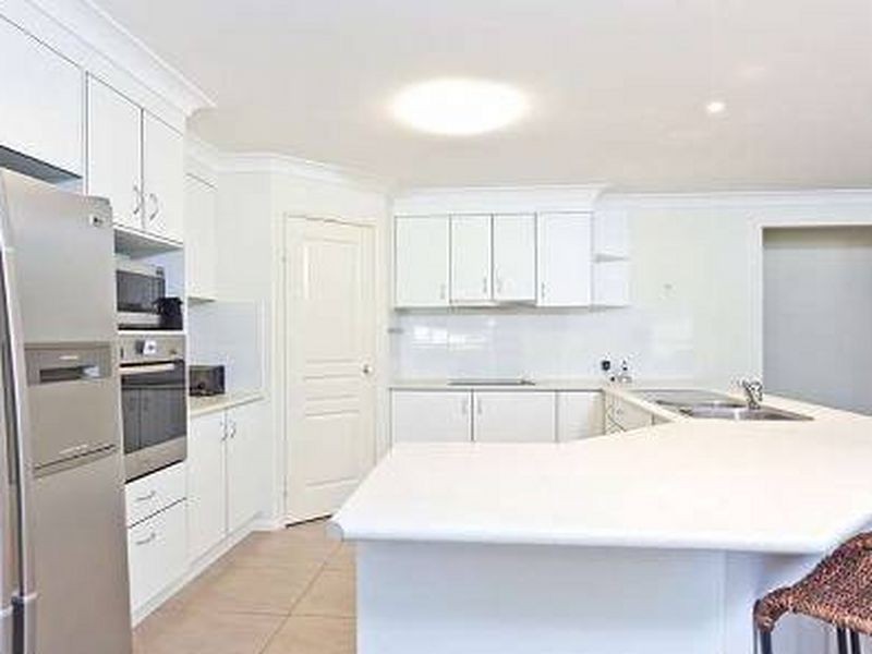 17 Emperor Drive, Redland Bay QLD 4165