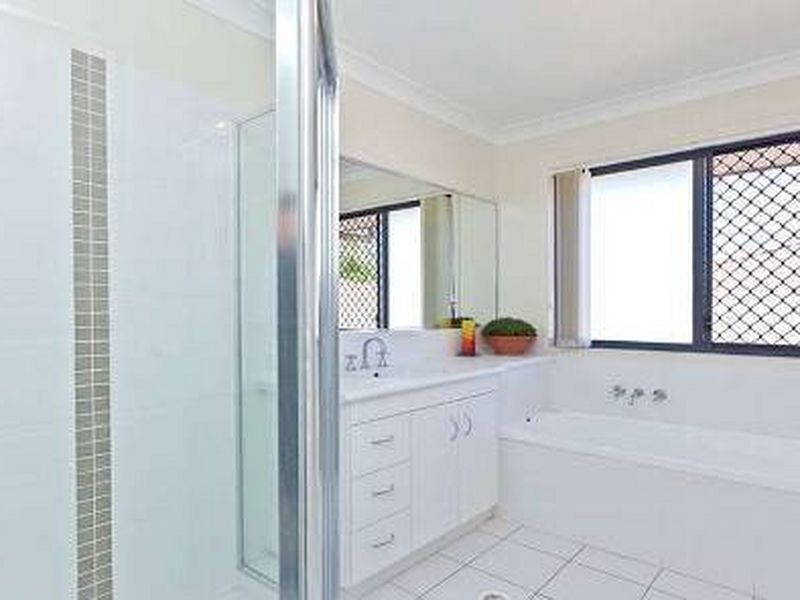 17 Emperor Drive, Redland Bay QLD 4165