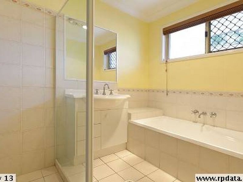 1 Harris Place, Seventeen Mile Rocks QLD 4073