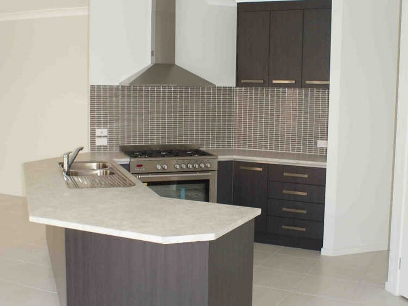 10 School Road, Victoria Point QLD 4165