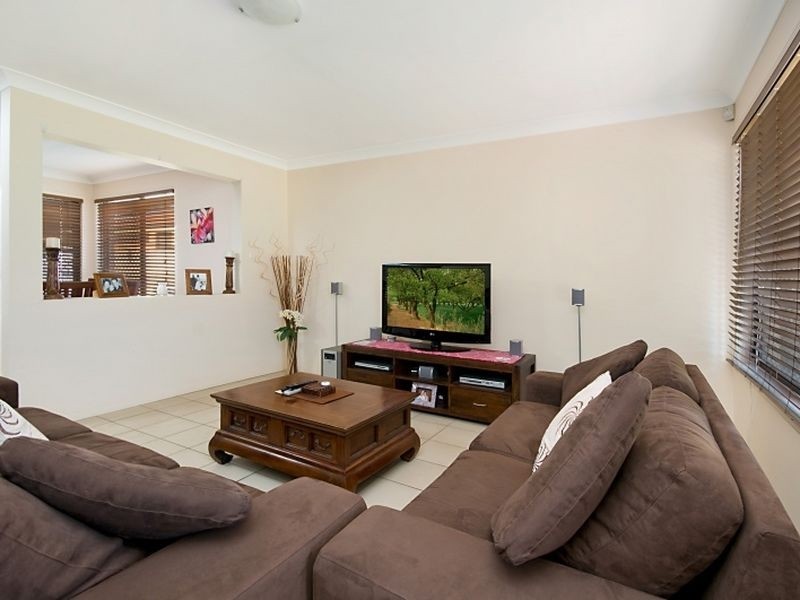 4 Holland Place, Carindale QLD 4152