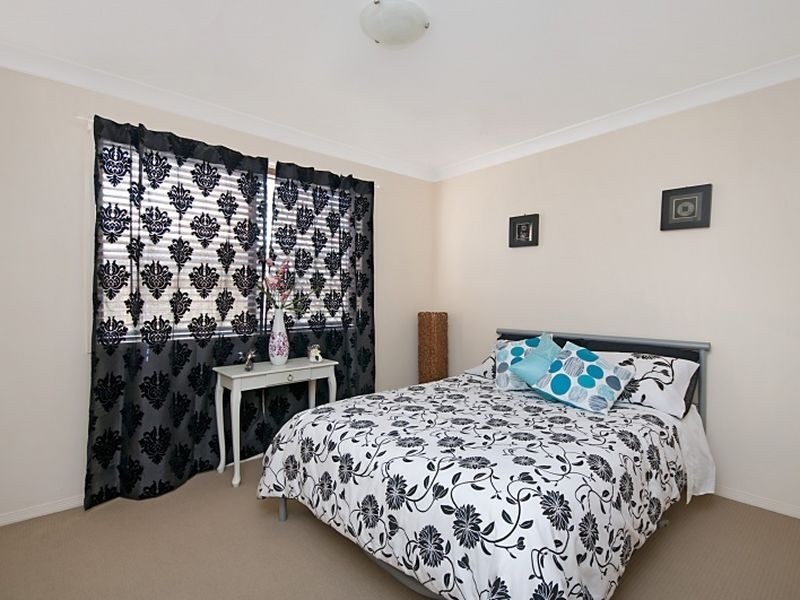 4 Holland Place, Carindale QLD 4152