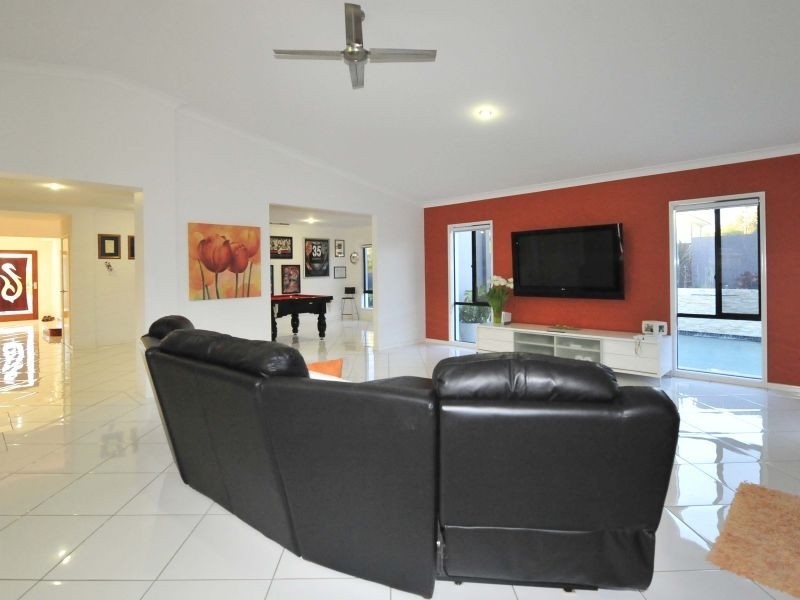11 Ebony Crescent, Redland Bay QLD 4165