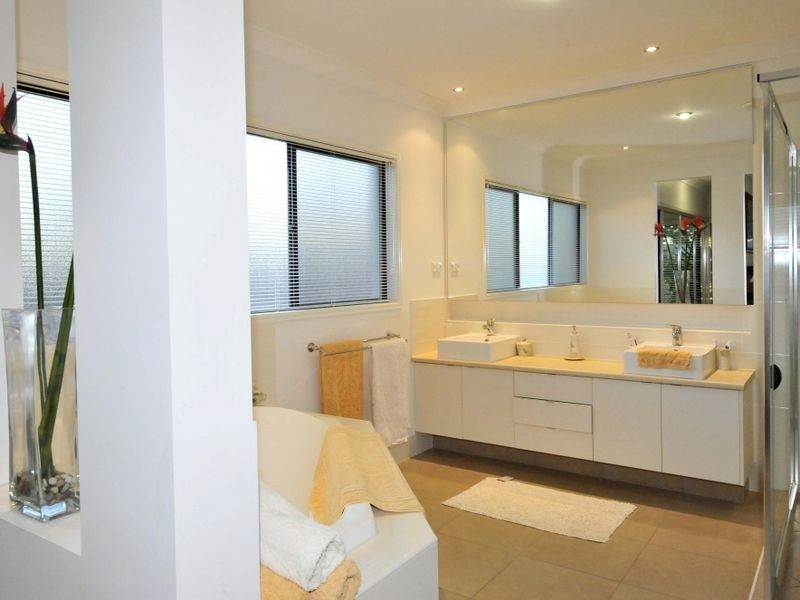 11 Ebony Crescent, Redland Bay QLD 4165