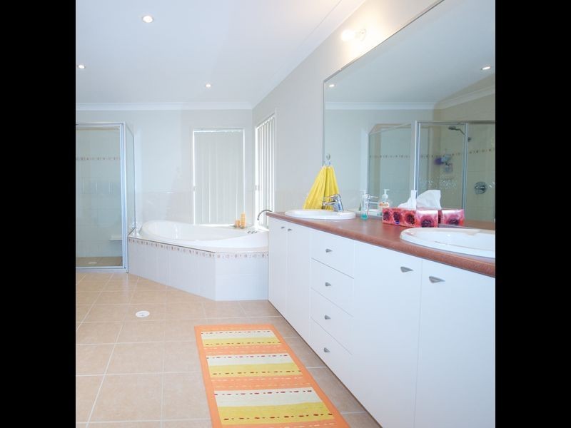 31 Trafalgar Vale Ave, Wellington Point QLD 4160