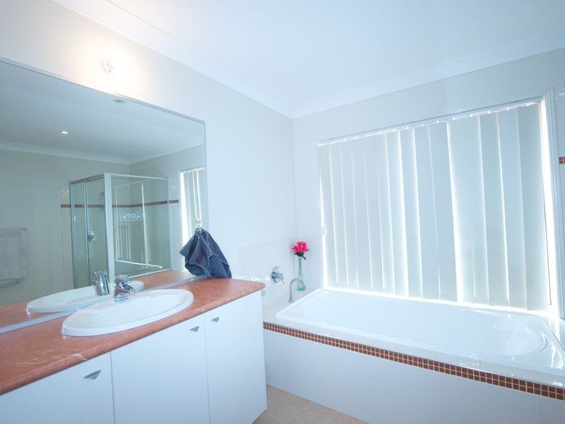 31 Trafalgar Vale Ave, Wellington Point QLD 4160