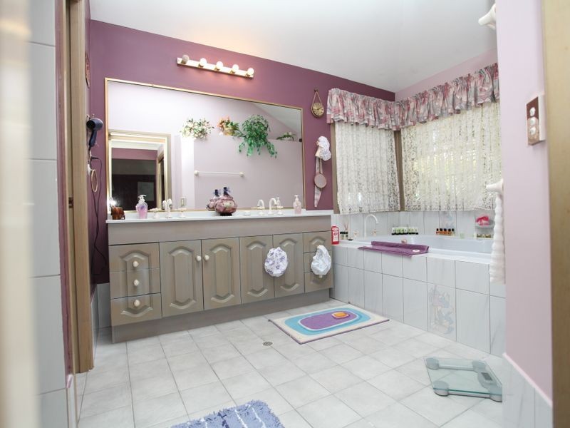 8 Binnacle Close, Raby Bay QLD 4163