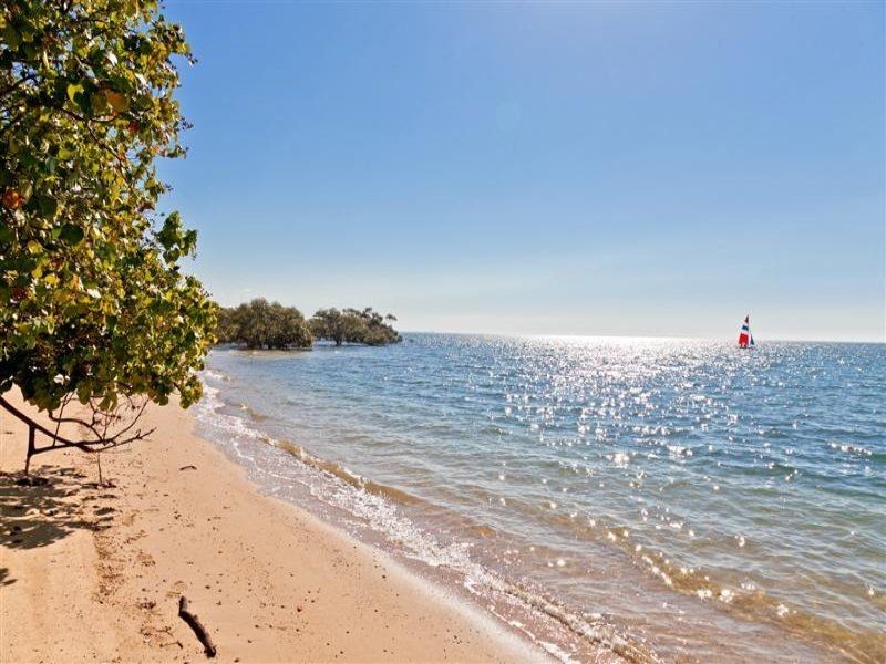 33 Shirley Street, Coochiemudlo Island QLD 4184