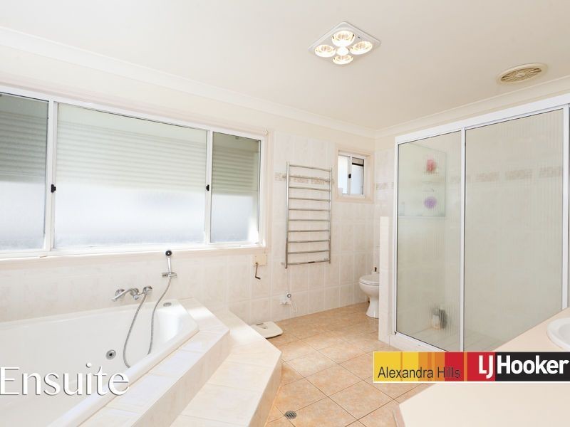 8 Mainroyal Court, Raby Bay QLD 4163
