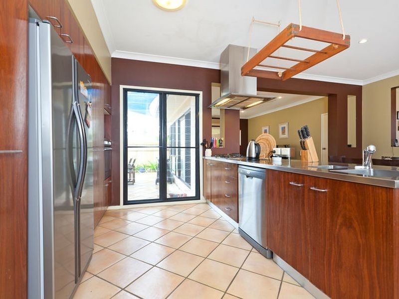 32 Little Shore Street, Cleveland QLD 4163