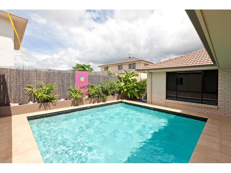 12 Magnetic Place, Redland Bay QLD 4165