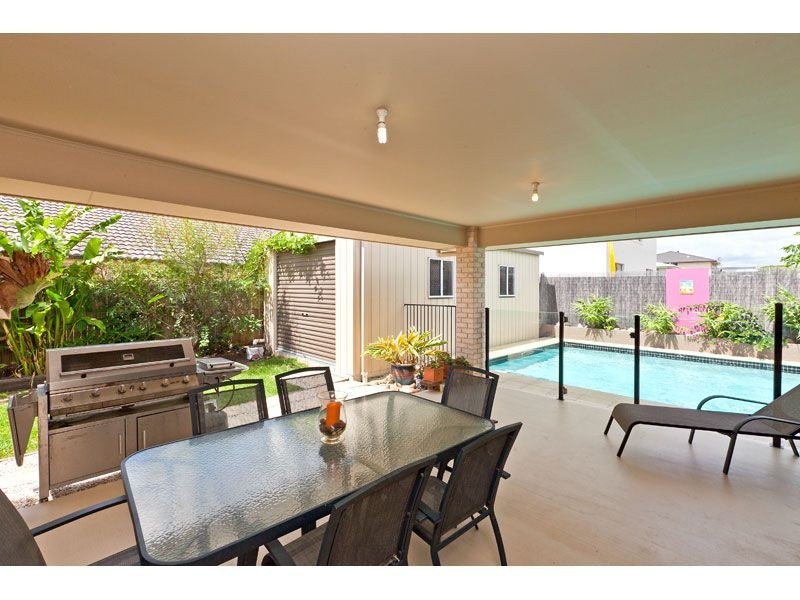 12 Magnetic Place, Redland Bay QLD 4165