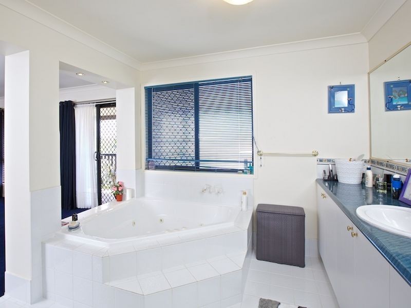 10 Roger Court, Redland Bay QLD 4165