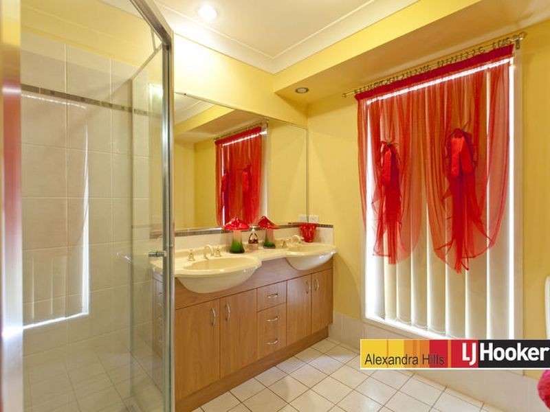 8 Caswell Crescent, Redland Bay QLD 4165