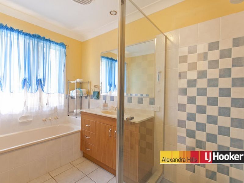 8 Caswell Crescent, Redland Bay QLD 4165