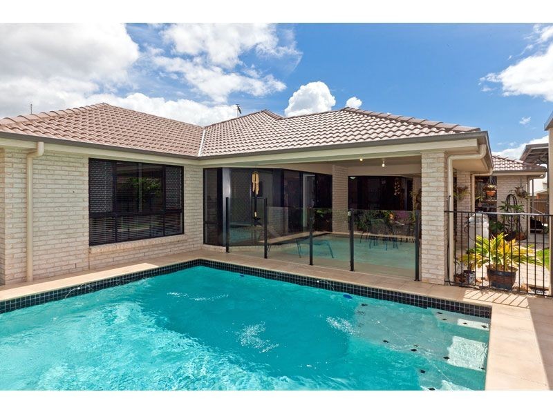 12 Magnetic Place, Redland Bay QLD 4165